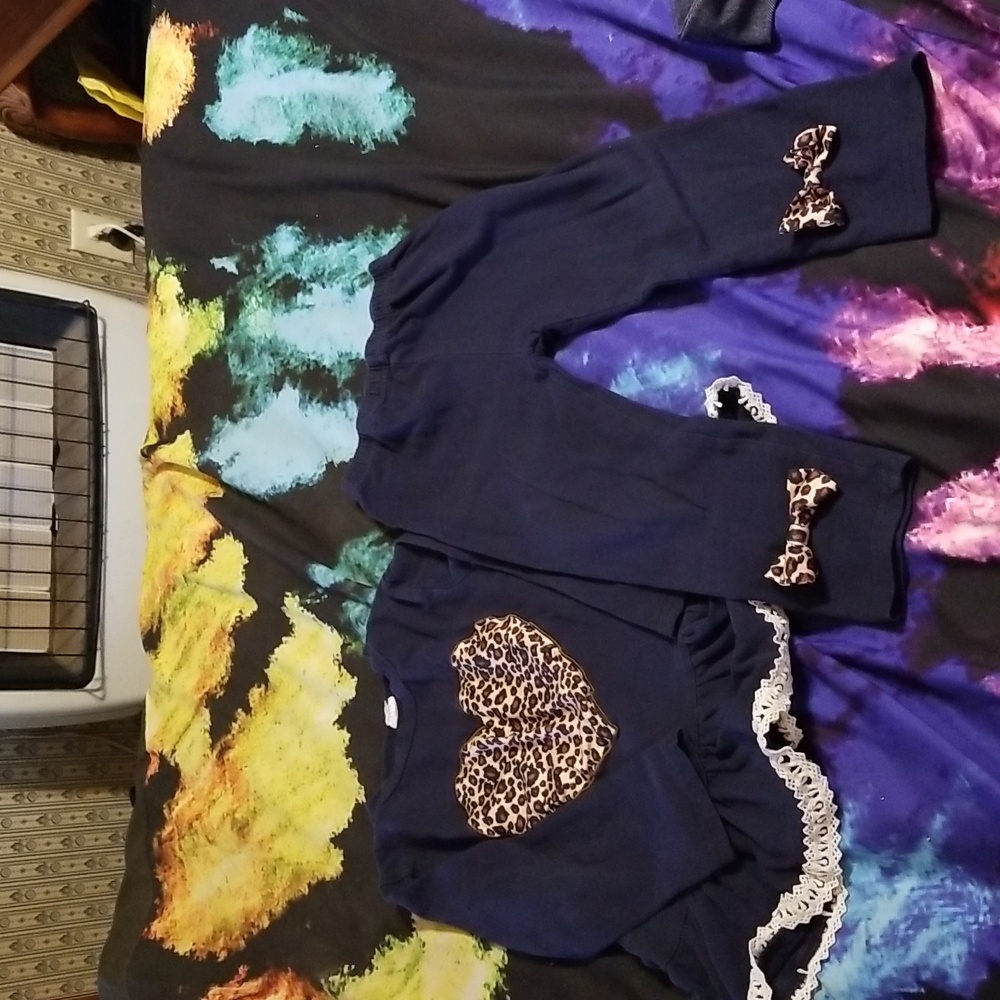 Girls size 3 -4, 2 piece outfit.